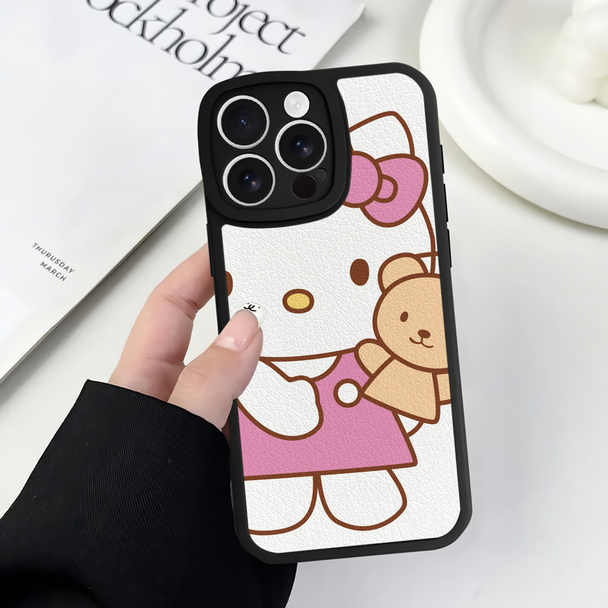 （画像用） Hello Kitty ハローキティ 【iPhone 16シリーズ対応】シリコンスマホケース（レザー調） 材質：シリコン